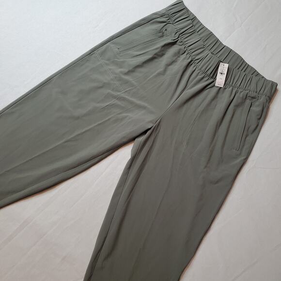 T by Talbots Women's Size MP NWT Activewear Crop Pants Green - Picture 1 of 8